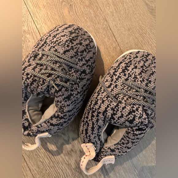 Shoes - yeezy plush slippers